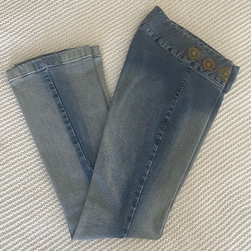 Rui Motta low-rise, flare jeans w/embroidery detailing. Size 38 (Brazilian size)